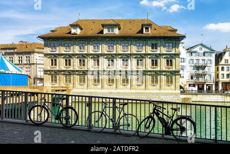 Fahrräder im Alten Rathaus in der Limmat in Zürich Stockfoto