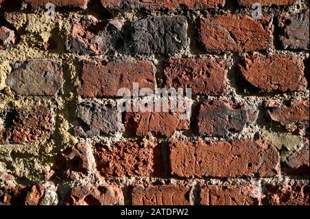 Die sich verschlechternde Old Brick Wall, Die Parish Church of St James, North Cray, Footscray Meadows, Sidcup, Kent. GROSSBRITANNIEN Stockfoto