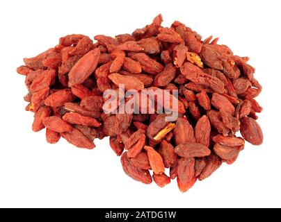 Haufen getrockneter Goji-Beeren isoliert auf weißem Grund Stockfoto
