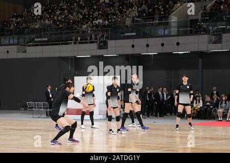 Tokio, Japan. Februar 2020. Spieler der japanischen Volleyballmannschaft geben während der Einweihungsfeier der Ariake Arena in Tokio, Japan, 2. Februar 2020 eine Demonstration. Dieser neu erbaute Austragungsort wird für die Olympischen Volleyballspiele Tokio und die Rollstuhlbasketballspiele Tokio Paralympic genutzt. Credit: Du Xiaoyi/Xinhua/Alamy Live News Stockfoto