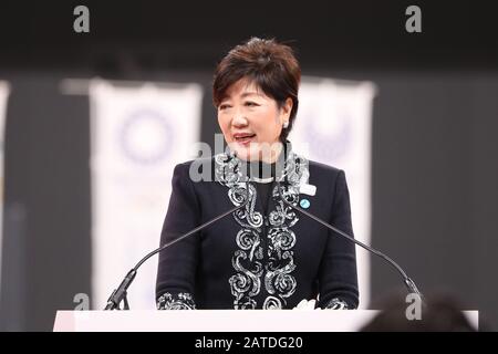 Tokio, Japan. Februar 2020. Der Tokioter Gouverneur Koike Yuriko hält eine Rede während der Einweihungsfeier der Ariake Arena in Tokio, Japan, 2. Februar 2020. Dieser neu erbaute Austragungsort wird für die Olympischen Volleyballspiele Tokio und die Rollstuhlbasketballspiele Tokio Paralympic genutzt. Credit: Du Xiaoyi/Xinhua/Alamy Live News Stockfoto