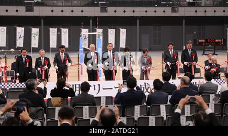 Tokio, Japan. Februar 2020. Die Gäste haben das Band während der Einweihungsfeier der Ariake Arena in Tokio, Japan, 2. Februar 2020 durchgeschnitten. Dieser neu erbaute Austragungsort wird für die Olympischen Volleyballspiele Tokio und die Rollstuhlbasketballspiele Tokio Paralympic genutzt. Credit: Du Xiaoyi/Xinhua/Alamy Live News Stockfoto