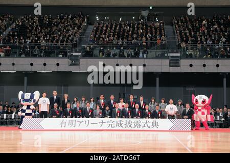 Tokio, Japan. Februar 2020. Bei der Einweihungsfeier der Ariake Arena in Tokio, Japan, 2. Februar 2020 posieren die Gäste für Fotos. Dieser neu erbaute Austragungsort wird für die Olympischen Volleyballspiele Tokio und die Rollstuhlbasketballspiele Tokio Paralympic genutzt. Credit: Du Xiaoyi/Xinhua/Alamy Live News Stockfoto