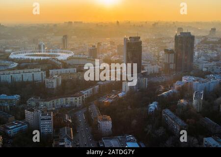 Blick auf das stadtzentrum von kiew, Geschäftsbild von Kiew, Ukraine. Alte und moderne Architektur in der Hauptstadt der Ukraine, schöne Landschaft von Kiew Stockfoto