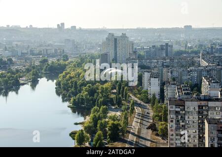 Luftbild auf dem Fluss Dnepr im grünen Obolon-Gebiet der Stadt Kiew.Fliegende Drohnenkamera aufgenommen.Schöne südeuropäischen Natur an sonnigen Tagen Stockfoto