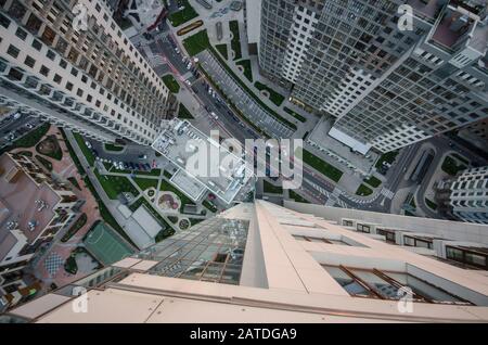 Ein weiter Blick auf das Geschäftsviertel der Stadt von oben und geradeaus. Stockfoto