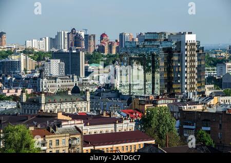 Blick auf das stadtzentrum von kiew, Geschäftsbild von Kiew, Ukraine. Alte und moderne Architektur in der Hauptstadt der Ukraine, schöne Landschaft von Kiew Stockfoto