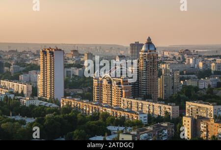 Sonnenuntergang über der Stadt Kiew, Ukraine. Blick auf den Bezirk Pechersky Stockfoto