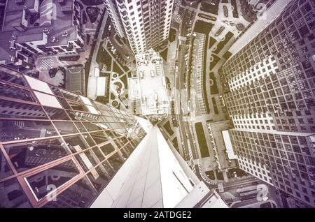 Ein weiter Blick auf das Geschäftsviertel der Stadt von oben und geradeaus. Stockfoto