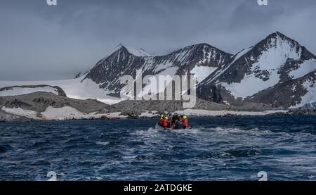 Expedition-Landing, Esperanza-Basis, eine permanente argentinische Forschungsstation auf der Antarktischen Halbinsel Stockfoto