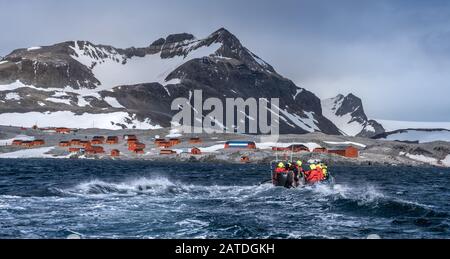 Expedition-Landing, Esperanza-Basis, eine permanente argentinische Forschungsstation auf der Antarktischen Halbinsel Stockfoto