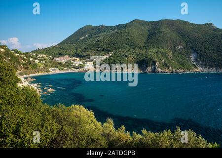 Die bergige Küste der griechischen Insel Korfu am Ionischen Meer Stockfoto