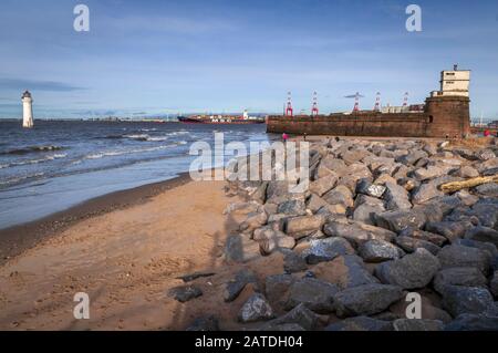 Fort Perch Rock und Leuchtturm auf dem Fluss Mersey in New Brighton. Stockfoto