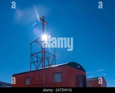 Die Kirche der Esperanza-Basis, eine permanente argentinische Forschungsstation auf der Antarktischen Halbinsel Stockfoto