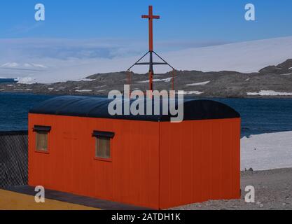 Die Kirche der Esperanza-Basis, eine permanente argentinische Forschungsstation auf der Antarktischen Halbinsel Stockfoto