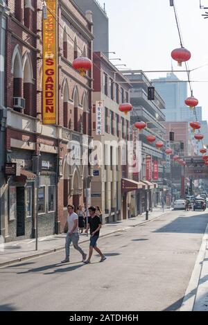 Melbourne, Australien 20. Dezember 2019: Die kleine Bourke Street im Viertel China Town ist mit Rauchschwaden aus den Buschfeuern von New South Wales gefüllt. Stockfoto