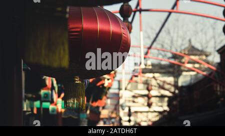 Eine traditionelle rote chinesische Laterne als Zierde in einer typischen Pekinger Gasse. Stockfoto