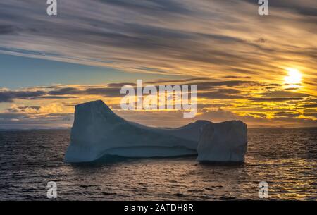 Goergeous Sonnenuntergang über gigantischen Eisbergen und atemberaubenden Polarlandschaften entlang der Küste der Antarktischen Halbinsel Stockfoto