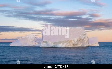 Goergeous Sonnenuntergang über gigantischen Eisbergen und atemberaubenden Polarlandschaften entlang der Küste der Antarktischen Halbinsel Stockfoto