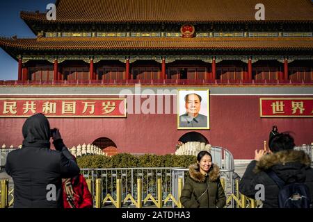 Peking, China - 29. Dezember 2018: Chinesen fotografieren vor dem Tiananmen-Tor der Verbotenen Stadt. Stockfoto