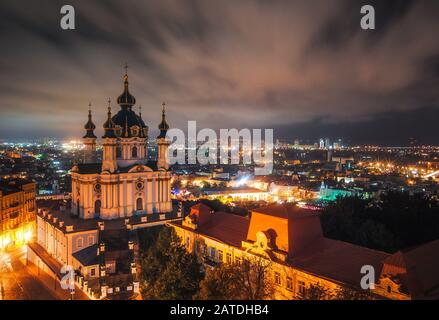 Andreas-Kirche in der Nacht. Kiew, Ukraine. Luftbild Kiew Stockfoto