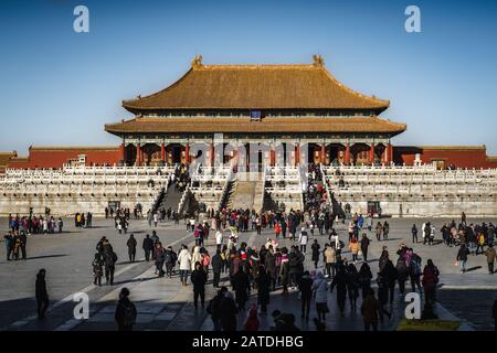 Peking, China - 29. Dezember 2018: Gruppe von Menschen am Eingang der Hall of Supreme Harmony, der wichtigsten Struktur in der Verbotenen Stadt. Stockfoto