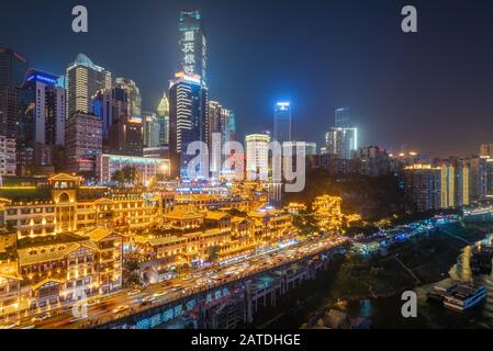 Chongqing, China - 12. Juni 2018: Skyline von Chongqing in der Nacht mit der Höhle von Hongkong im Vordergrund Stockfoto