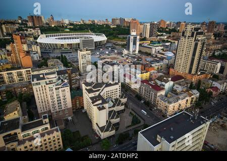 Kiew, UKRAINE - 17. JUNI: Architektur der Kiewer Innenstadt am Tag des 17. Juni 2016. Kiew ist die Hauptstadt der Ukraine. Luftbild NSC Olimpiyskij Stadion, Stockfoto