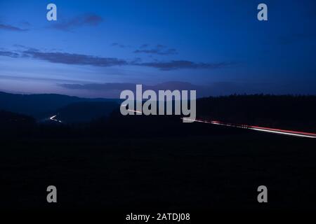 Autobahn in deutschland nachts mit den Lichtwegen der Autos. Stockfoto