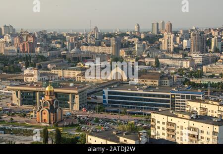 Kiew, UKRAINE - 15. September: Zentralbahnhof in Kiew bei Sonnenuntergang am 15. September 2015 Stockfoto