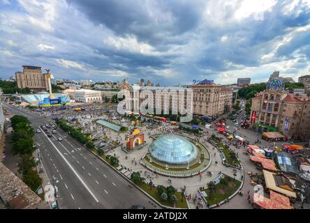 Kiew - Mai 2014: Maidan Nezaleschnosti Kiew Ukraine sonniger Tag. Nationaler Tag der Kiewer Stadt im Mai, historisches Zentrum von Kiew, stella, Maidan. Stockfoto