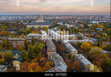 Herbstpanorama von Kiew, Stadtbild der Ukraine Stockfoto