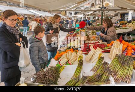 Spargelbündel am Marktstand, Piazza delle Erbe in Padua, Venetien, Italien Stockfoto