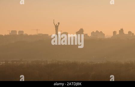 Sonnenuntergang Wahrzeichen Stadtzentrum in Kiew, Ukraine. Aireal Blick auf Kiew, orangefarbener Hintergrund Stockfoto