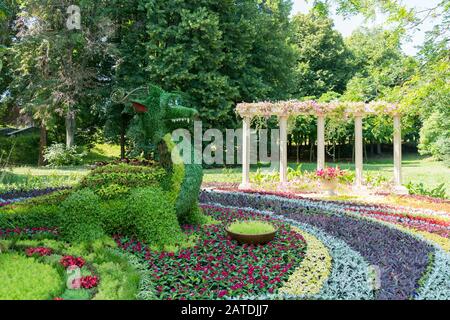 Kiew, Ukraine. Juny 20 2019 Schönes helles Blumenbeet in Form eines Dinosauriers. Konzept der Floristik, Gartenarbeit. Stockfoto