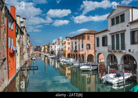 Boote, Häuser in Canal Vena in Chioggia, Venetien, Italien Stockfoto