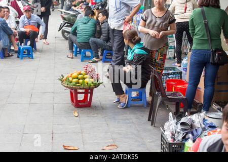 Hanoi, Vietnam - 06. Januar 2017: Lebensmittelhändler in der Straße von Hanoi, Vietnam Stockfoto