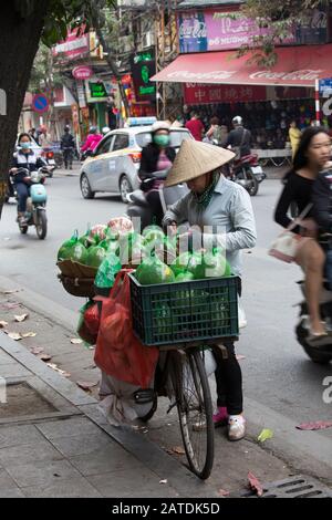 Hanoi, Vietnam - 06. Januar 2017: Lebensmittelhändler in der Straße von Hanoi, Vietnam Stockfoto