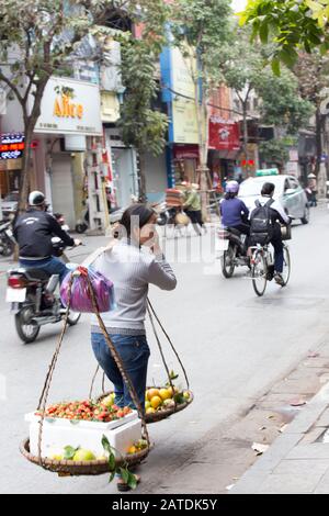 Hanoi, Vietnam - 06. Januar 2017: Lebensmittelhändler in der Straße von Hanoi, Vietnam Stockfoto