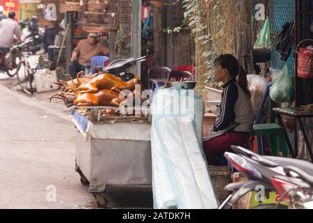 Hanoi, Vietnam - 06. Januar 2017: Lebensmittelhändler in der Straße von Hanoi, Vietnam Stockfoto