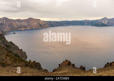 Sonnenuntergang Überblick über das Wasser im Krater, Wizar Island und Phantom Ship Island im Krater Lake Stockfoto