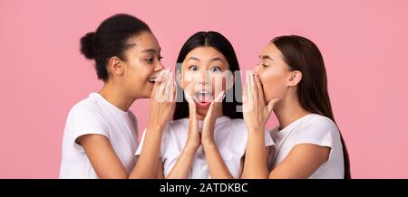 Drei Junge Frauen Teilen Klatschen Über Pink Background, Panorama Stockfoto