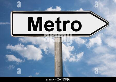 Detailfoto eines Wegweisers mit der Aufschrift Metro Stockfoto
