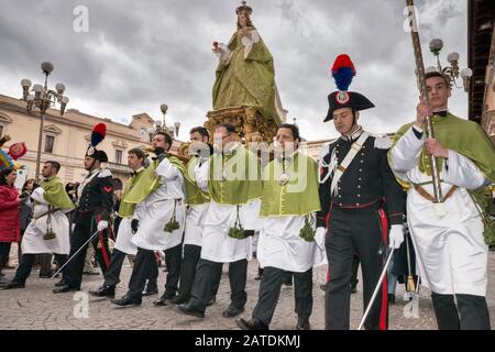 Mitglieder der Conbruderschaft Madonna di Loreto, die Jesusfigur trägt, sind am Ostersonntag in Sulmona, Abruzzen, Italien bei der Madonna-Scappa-Prozession Stockfoto