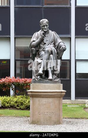 Eine Bronzestatue von John Dalton von William Theed vor der Metropolitan University of Manchester, Chester St. Manchester. Stockfoto