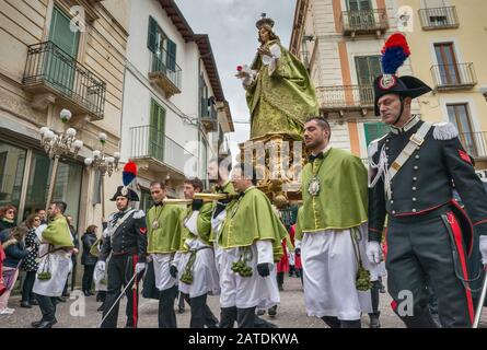 Mitglieder der Conbruderschaft Madonna di Loreto, die Jesusfigur trägt, sind am Ostersonntag in Sulmona, Abruzzen, Italien bei der Madonna-Scappa-Prozession Stockfoto