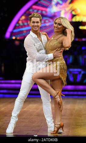 Safron Barker & AJ Pritchard auf Der Strictly Come Dancing Live Tour Photocall in der Arena Birmingham, Birmingham. Stockfoto