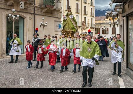 Mitglieder der Bruderschaft, die die Figur der Heiligen Maria trägt, sind am Ostersonntag in Sulmona, den Abruzzen, Italien bei der Madonna-Scappa-Prozession Stockfoto