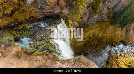 Draufsicht über den 97 Fuß hohen Tumalo-Wasserfall in Tumalo Creek bei Bend Stockfoto