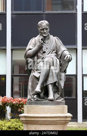 Eine Bronzestatue von John Dalton von William Theed vor der Metropolitan University of Manchester, Chester St. Manchester. Stockfoto